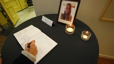  Een vrouw tekent het condoleanceregister voor Anne Faber op het Stadskantoor van Utrecht. Foto: ANP | Ginopress