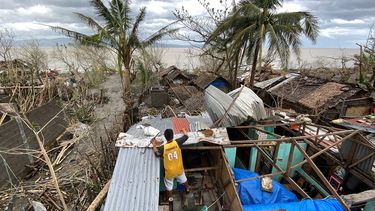 Op deze foto is een verwoest huis in de Filipijnen te zien.