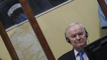 DEN HAAG - Ratko Mladic in het Joegoslavie-tribunaal voorafgaand aan de uitspraak in hoger beroep. De voormalige Bosnisch-Servische legerleider kreeg in 2017 een levenslange gevangenisstraf opgelegd, onder meer vanwege de massamoord in Srebrenica. ANP POOL PETER DEJONG
