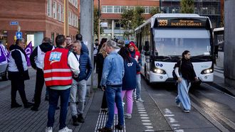 DEN BOSCH - Werknemers op een stakingsbijeenkomst op Station 's-Hertogenbosch tijdens een landelijke staking in het stads- en streekvervoer. Vakbonden FNV en CNV hebben de staking georganiseerd nadat cao-onderhandelingen zijn stukgelopen. ROBIN VAN LONKHUIJSEN / ANP
