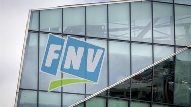 UTRECHT - Logo van de FNV op het exterieur van het centraal vakbondshuis van vakbond FNV. ANP ROBIN VAN LONKHUIJSEN