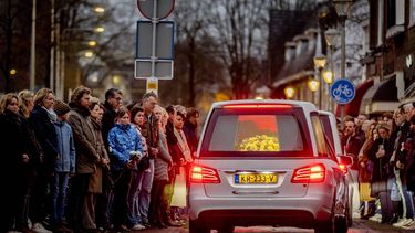 HILVERSUM - De rouwstoet rijdt door een erehaag na afloop van de afscheidsdienst van de twee zussen van 12 en 14 jaar uit Hilversum die om het leven kwamen bij een ongeluk met een spookrijder op de A1 bij knooppunt Hoevelaken. ANP REMKO DE WAAL