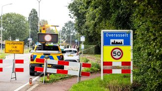 OVERASSELT - Een wegafzetting nabij de Ewijkseweg in het Gelderse Overasselt na een schietincident. Een persoon is overleden en twee politieagenten raakten gewond. ROB ENGELAAR / ANP