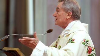 ROME - Antoine Bodar, rector van de Friezenkerk, staat in de Friezenkerk stil bij het overlijden van paus Franciscus. Gelovigen kunnen er bidden of een kaars voor de paus aansteken. ANP RAMON MANGOLD