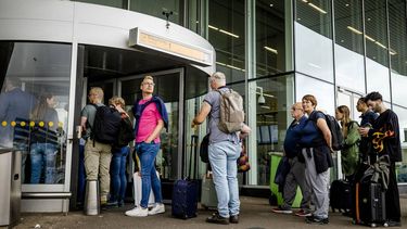 SCHIPHOL - Wachtende reizigers bij vertrekhal 1/2 op luchthaven Schiphol. Door een krappe bezetting bij de beveiliging ontstaan er opnieuw lange rijen voor de vertrekhallen. ANP SEM VAN DER WAL