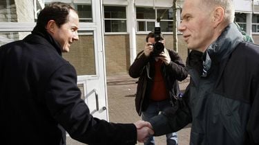 DEN HAAG - Ernest Louwes (r), veroordeeld in de Deventer moordzaak ontmoet zijn advocaat mr. Geert-Jan Knoops bij de ingang van de Hoge Raad. De Hoge Raad in Den Haag maakt dinsdag bekend of de Deventer moordzaak wordt herzien. De aanvraag werd afgewezen. ANP PHOTO MARCEL ANTONISSE