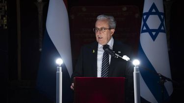 AMSTERDAM - De Israelische ambassadeur Zvi Aviner Vapni in de Rav Aron Schuster Synagoge waar de terreuraanslagen van Hamas in Israël werden herdacht, bijna twee jaar geleden. De herdenking was georganiseerd door de Israëlische ambassade en het Centraal Joods Overleg. ANP JEROEN JUMELET