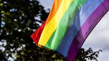 AMSTERDAM - Vlaggen aan woningen in aanloop naar de 26e editie van de Canal Parade. Tijdens de wereldberoemde botenparade, onderdeel van Queer en Pride Amsterdam, vieren lhbtiq+-ers hun vrijheid en vragen ze aandacht voor gelijkheid. ANP EVA PLEVIER