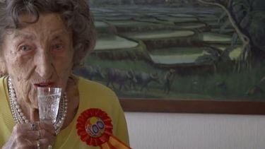honderdjarige 100-jarige wodka vrouw
