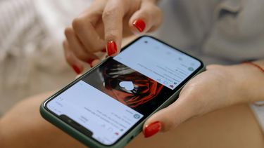 persoon zit op social media te scrollen