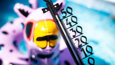 ILLUSTRATIEF - Een thermometer geeft ruim boven de 30 graden aan. De komende dagen worden in heel het land hoge temperaturen en droogte verwacht. ROB ENGELAAR / ANP