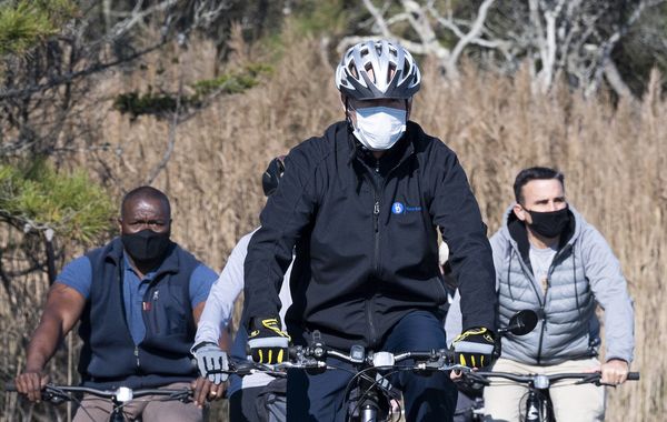 Een foto van Joe Biden die een rondje fietst