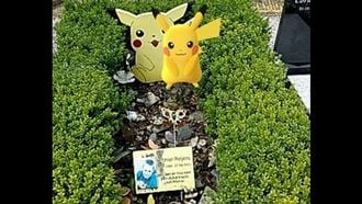 Jongen vindt Pikachu op Pokémongraf van broer