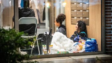 AMSTERDAM - Hulpdiensten zijn aanwezig bij een flatgebouw aan de Osdorper Ban waar een brand is uitgebroken na een explosie. De explosie vond plaats in een bijgebouw onder de flat. JOSH WALET / ANP