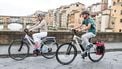 Een foto van twee fietsers op een brug
