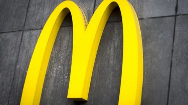 Rijen voor de McDonalds in olympisch dorp
