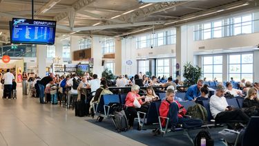 WILLEMSTAD - De vertrekhal van het Curaçao International Airport (Hato Airport) in Willemstad. Curaçao heeft te maken met militaire spanningen tussen Amerika en Venezuela en had onlangs twee incidenten van bijna-botsingen in het luchtruim. ANP RAMON VAN FLYMEN