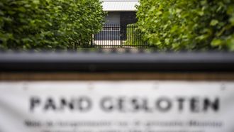 OVERASSELT - Het verzegelde huis van G. in Overasselt, waar waar in de nabije omgeving een man werd doodgeschoten en twee agenten zwaargewond raakten. Tot nu toe zijn 34 verdachten aangehouden. Van velen van hen is nog niet duidelijk wat precies hun rol in de gewelddadigheden is geweest. FREEK VAN DEN BERGH / ANP