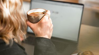 vrouw met laptop en koffie reacties metro