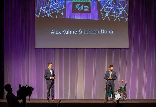 Een foto van Jeroen Dona en Alex Kühne bij de presentatie van Main Stage