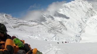 Schoonmakers rapen tonnen afval van Mountain Everest