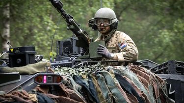 LOHHEIDE - Een militair achter een mitrailleur op een Leopard 2 tank tijdens de militaire oefening Fighter Lion op een oefenterrein in Duitsland. De grootste landmachtoefening van 2026 richt zich op het verdedigen van Nederland en het NAVO-grondgebied in een veranderende veiligheidssituatie. VINCENT JANNINK