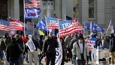 Een foto van aanhangers van Donald Trump die gisteren de straten op gingen