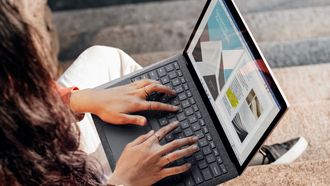 werken, laptop, werk tijdens vakantie druk voelen kwart van nederlanders