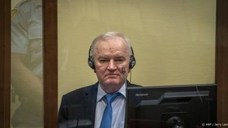 DEN HAAG - Ratko Mladic in het Joegoslavie-tribunaal voorafgaand aan de uitspraak in hoger beroep. De voormalige Bosnisch-Servische legerleider kreeg in 2017 een levenslange gevangenisstraf opgelegd, onder meer vanwege de massamoord in Srebrenica. ANP POOL JERRY LAMPEN