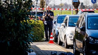 SCHOONHOVEN - Politie doet onderzoek op het Pascalplein waar een 36-jarige man is neergeschoten. Volgens minister Van Weel heeft de man, die zwaargewond naar het ziekenhuis is gebracht, een Iraanse achtergrond. JOHN VAN DER TOL / ANP
