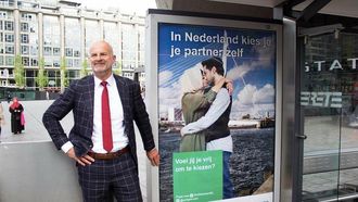 Wethouder Ronald Scheider tijdens de presentatie van de poster. / Instagram Zelfgekozen / Gemeente Rotterdam