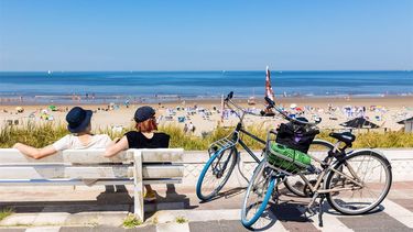 ZANDVOORT - Badgasten komen aan op het strand van Zandvoort, in opnieuw een tropisch warm weekend. ANP IRIS VAN DEN BROEK