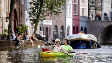 UTRECHT - Mensen op een subboard en kano op het water van de Utrechtse grachten, tijdens een nazomerdag. ANP ROBIN VAN LONKHUIJSEN