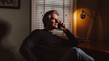 Wat gebeurt er als je een hulplijn belt? ‘Naast een onbekende op een bankje’ luisterlijn