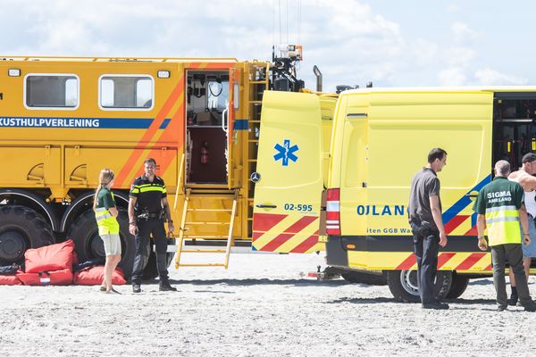 Een foto van reddingsmedewerkers op het strand van Ameland