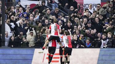 ROTTERDAM - Spelers van Feyenoord vieren de 1-1 na een strafschop van Jakub Moder of Feyenoord  tijdens de Nederlandse Eredivisie wedstrijd tussen Feyenoord en AFC Ajax in Feyenoord stadion De Kuip op 22 maart 2026 in Rotterdam, Nederland. TOBIAS KLEUVER / ANP