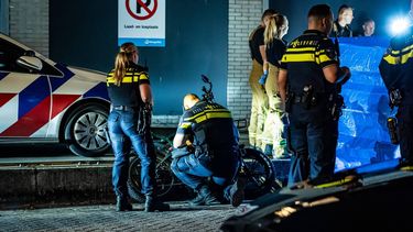 ROTTERDAM - Hulpdiensten ter plaatse op de Vaarnekamp in Rotterdam-Zuid. Een persoon is overleden bij een aanhouding door de politie. MEDIATV / ANP
