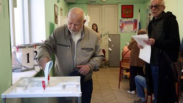 epa13251620 A Russian man casts his ballot at a polling station during elections to Russia's ninth State Duma, the lower house of parliament, in Moscow, Russia, 20 September 2026. Voting in the State Duma elections is taking place over three days from 18 to 20 September.  EPA/MAXIM SHIPENKOV