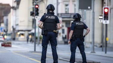 epa13199558 Police officers patroll a street in downtown Aarau, Switzerland, 30 August 2026. A shooting occurred during an event at the Schachen in Aarau late in the evening of 29 August. Several people were injured, according to a statement by the Aargau Cantonal Police on the platform X.  EPA/MICHAEL BUHOLZER EDITORIAL USE ONLY