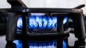 ILLUSTRATIEF - Een brandend gasfornuis. Het gasverbruik door huishoudens neemt nog steeds af, mede door het warmere weer en door de hoge gasprijzen. ANP ROB ENGELAAR