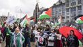 AMSTERDAM - Demonstranten tijdens een nationaal protest op de Dam als afsluiting van de landelijke actieweek voor sancties tegen Israël. Volgens diverse actiegroepen gaat, ondanks het 'staakt-het-vuren', de genocide op het Palestijnse volk onverminderd door. KOEN VAN WEEL / ANP