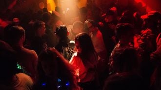 nachtclub discotheek uitgaan coronabesmettingen testbeleid injectienaald drogeren jongeren