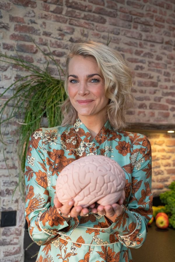 Een foto van Charlotte Labee met het brein