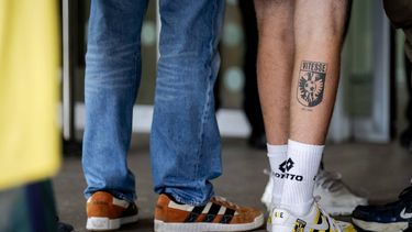 ARNHEM - Fans bij de rechtbank van Arnhem voorafgaand aan het hoger beroep tegen het intrekken van de proflicentie van voetbalclub Vitesse, door de Koninklijke Nederlandse Voetbalbond (KNVB). ANP JEROEN JUMELET