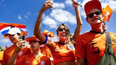 BERLIJN - Oranjefans lopen achter de Oranjebus tijdens de fanwalk naar het Olympiastadion stadion voor de derde wedstrijd op het EK van het Nederlands elftal tegen Oostenrijk. ANP RAMON VAN FLYMEN