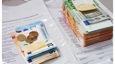 Ruim 14.000 euro had de verdachte in zijn onderbroek gestopt. / POLITIE