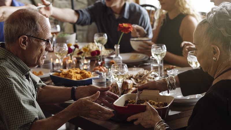 Wachten met eten tot iedereen een bordje vol heeft: dat ongemak zit vooral in je hoofd