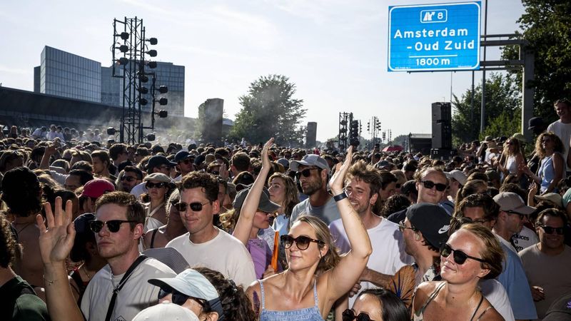 AMSTERDAM - Bezoekers van de Highway rave Op de Ring op de autoloze Ring A10 waar de stad Amsterdam haar 750e verjaardag viert met een groot feest. Het is een van de vele feesten in het jubileumjaar met onder meer muziek, sport, theater en dans. ANP RAMON VAN FLYMEN