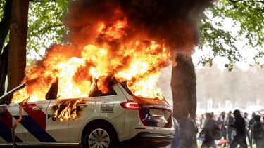 DEN HAAG - Een politiewagen staat in de brand tijdens protest tegen het huidige asielbeleid op het Malieveld. De initiatiefnemer, die online bekend staat als Els Rechts, pleit voor minder immigratie, eerlijk woningbeleid en transparantie richting de bevolking. ANP JOSH WALET