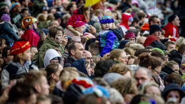 2023-11-18 11:45:11 GORINCHEM - Kinderen verwelkomen Sinterklaas tijdens de landelijke intocht. Duizenden ouders en kinderen trotseerden de regen en kou om Sinterklaas en zijn pieten te verwelkomen. ANP ROBIN UTRECHT